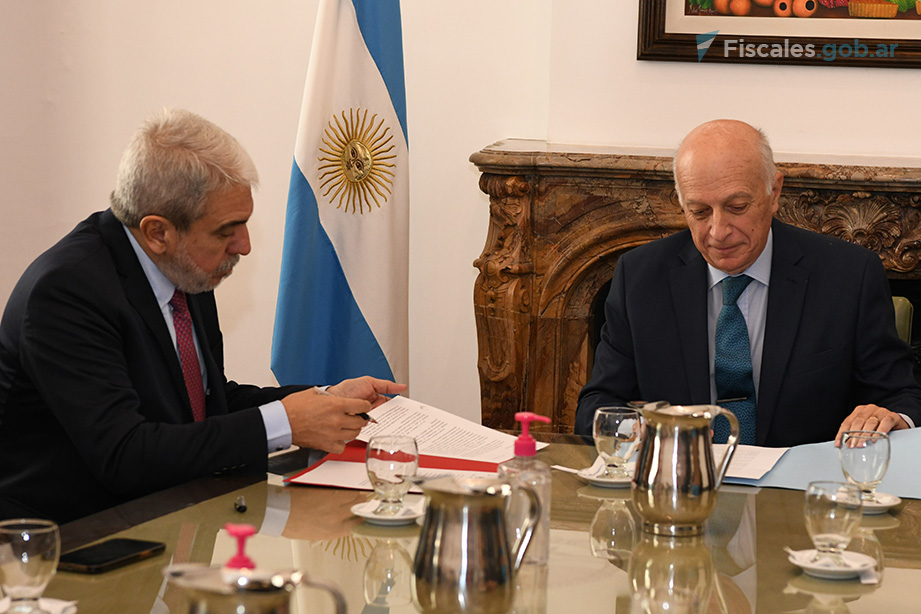 El ministro y el procurador firmaron el protocolo en el marco de una reunión celebrada en la Procuración General.  - Foto: Matías Pellón / Fiscales.gob.ar