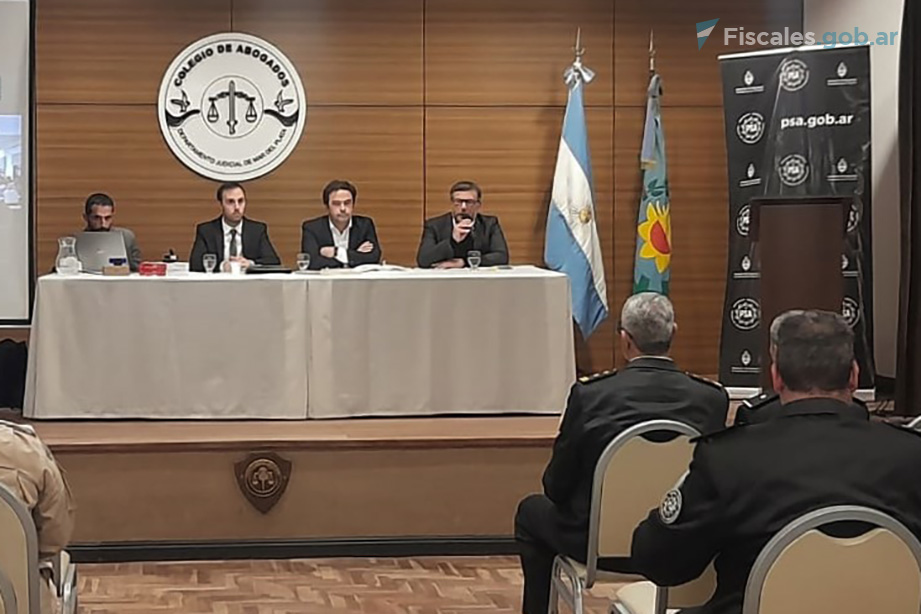 El fiscal federal Santiago Eyherabide, tercero de izquierda a derecha, integró uno de los paneles de la jornada de capacitación.  - Foto: Policía de Seguridad Aeroportuaria