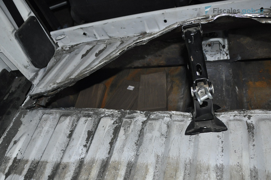 Los efectivos debieron utilizar herramientas neumáticas para la apertura del suelo del vehículo.  - Foto: Gendarmería Nacional.
