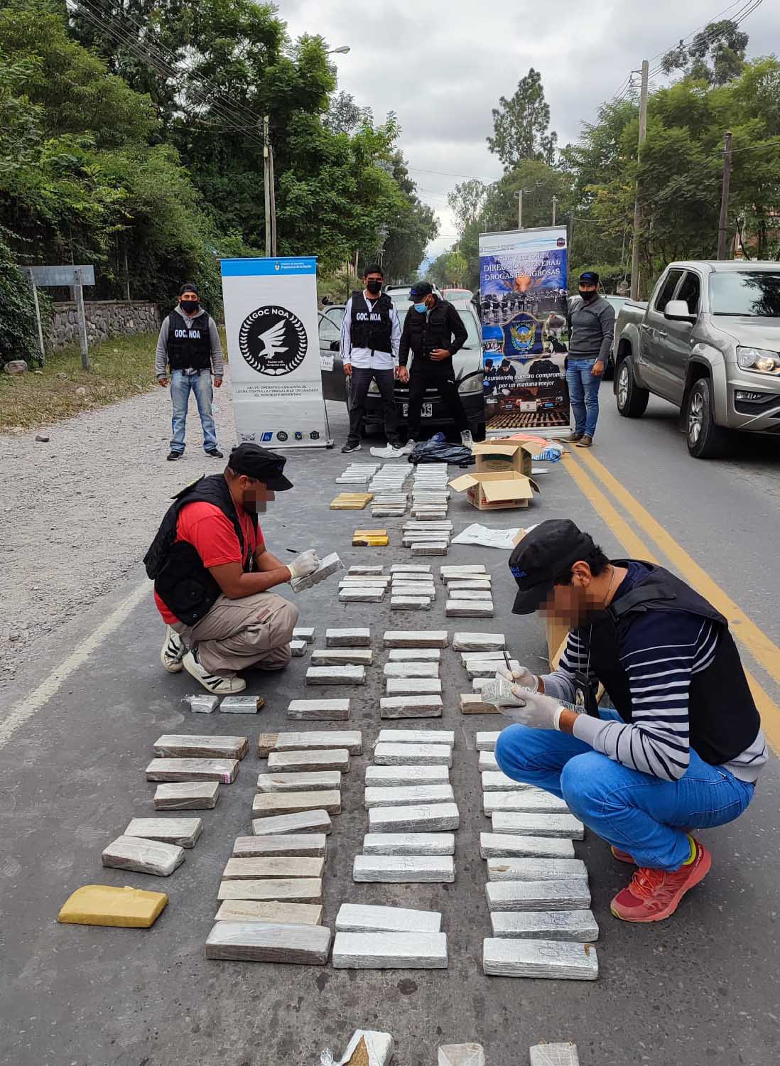 Procedimiento en el se encontró la droga antes de ingresar a la autopista Circunvalación Oeste, en la provincia de San Luis. - Foto: Policía de Salta