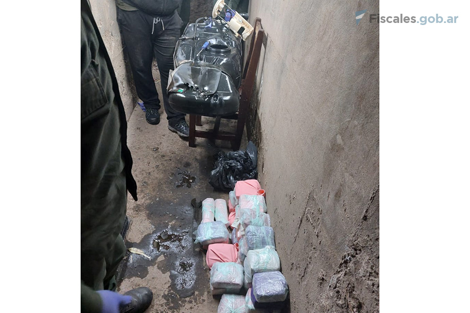 Loa paquetes con la droga hallada junto al tanque de combustible. - Foto: Gendarmería Nacional