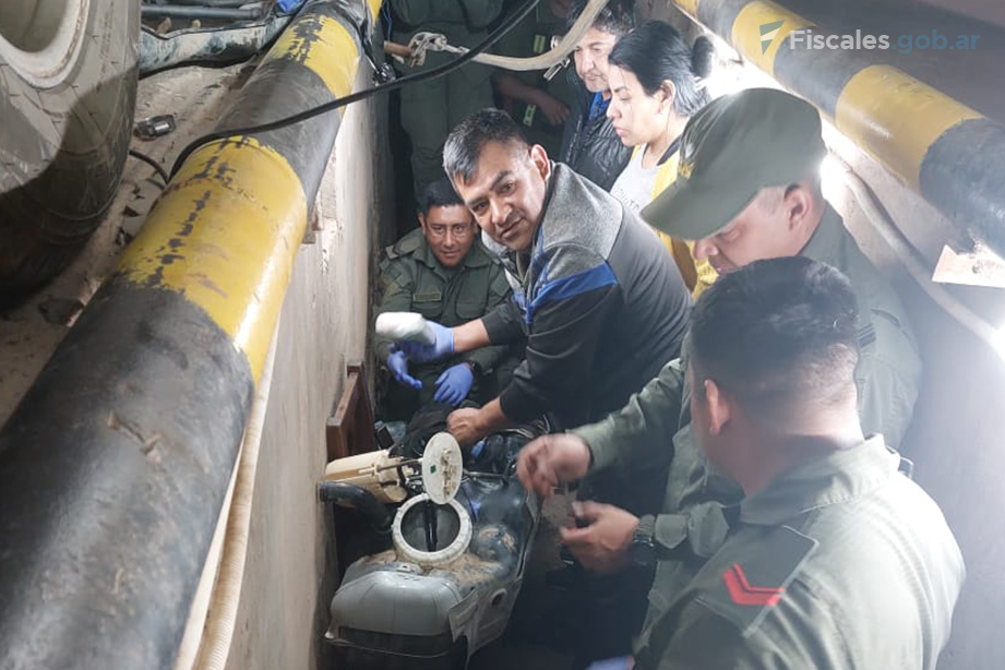 Gendarmes al momento de desarmar el tanque de combustible que contenía la droga.  - Foto: Gendarmería Nacional