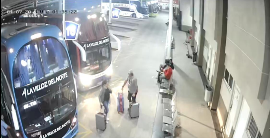 Imagen captada por las cámaras de seguridad de la terminal de ómnibus de Salta.