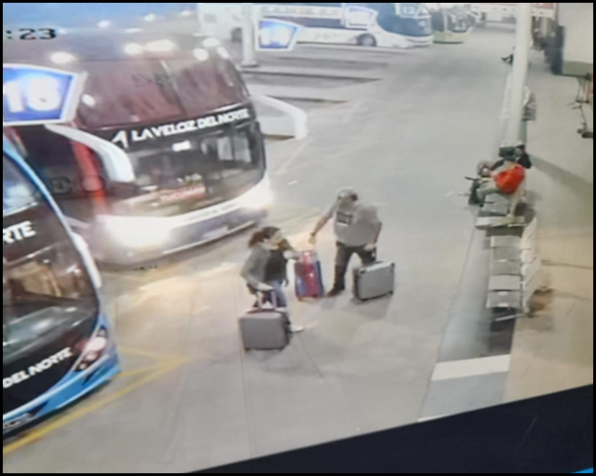 Imagen captada por las cámaras de seguridad de la terminal de ómnibus de Salta.