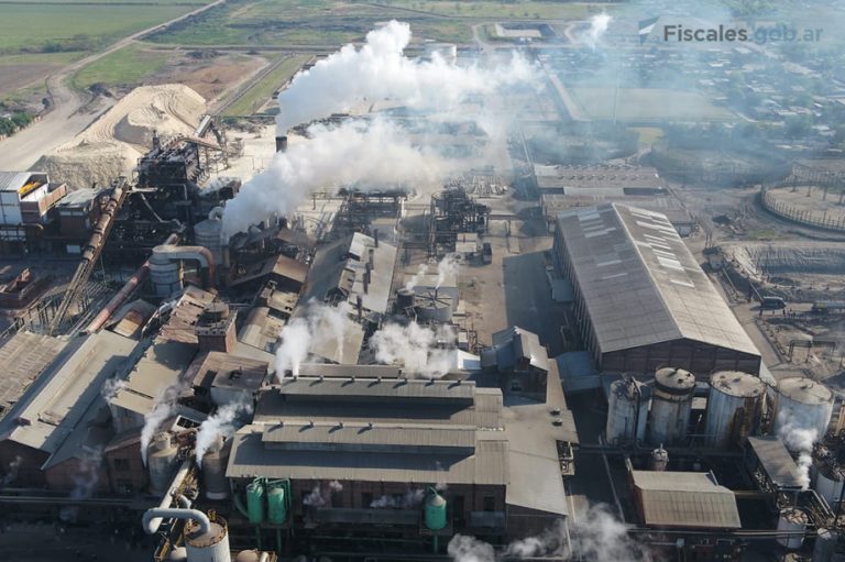 Tucumán: allanan tres ingenios azucareros por posible contaminación ambiental