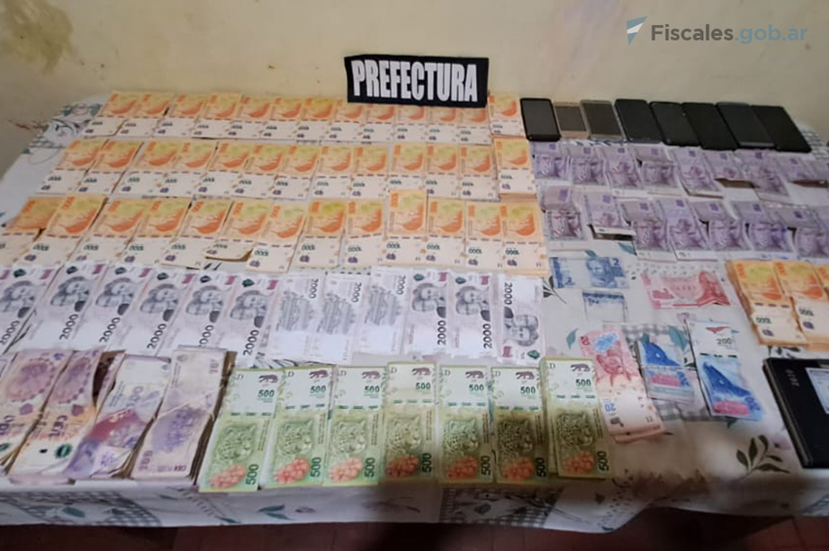 Parte del dinero secuestrado en los allanamientos. - Fotos: Prefectura Naval Argentina