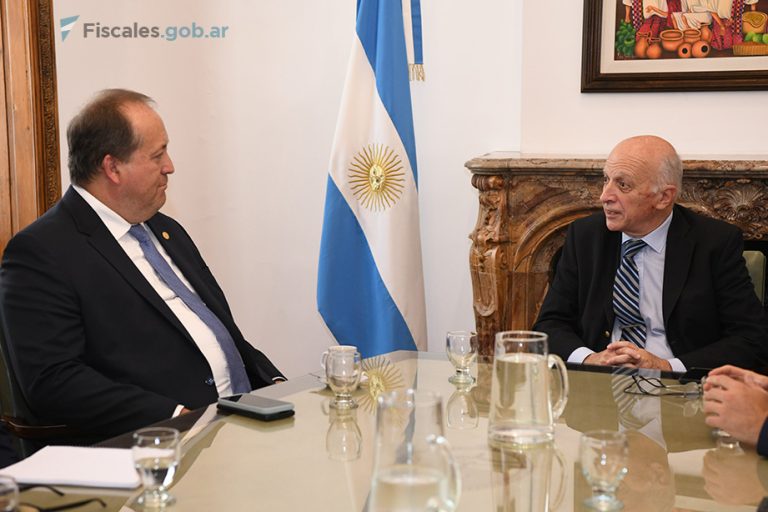 El procurador general interino Eduardo Casal recibió al fiscal nacional de Chile, Ángel Valencia Vázquez