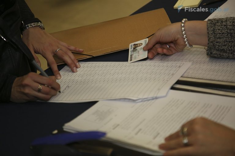 Convocatoria a concursos para cubrir vacantes en el agrupamiento de servicios auxiliares en dependencias del MPF de doce provincias