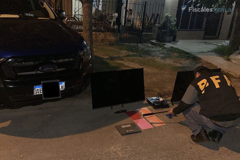 Allanaron dos inmuebles en la causa que investiga las amenazas de bomba a escuelas y bancos en San Pedro