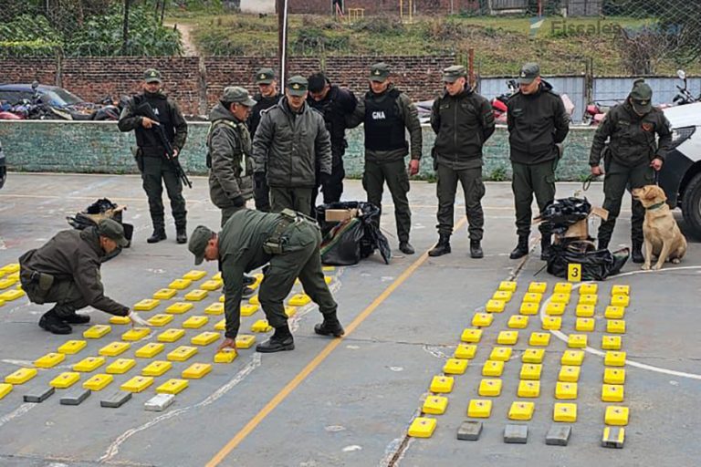 Salta: imputan y dictan prisión preventiva para dos policías que transportaban 420 kilos de cocaína en una camioneta oficial