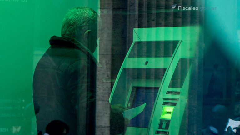 Envían a juicio oral a tres hombres acusados de gestionar planes sociales, retener las tarjetas de los beneficiarios y cobrarse la mitad de lo percibido