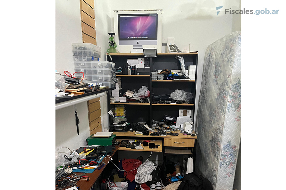 Los investigadores estiman que con la plataforma iServer se han desbloqueado 1.300.000 celulares mediante el uso de 5.300 páginas web falsas. - Foto: Policía Federal