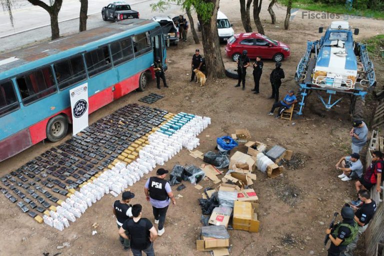 Salta: un hombre y su hija fueron imputados por transportar más de 360 kilos de drogas y mercadería de contrabando en un colectivo