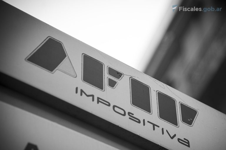 Dictaminan que debe ordenarse a la AFIP la rehabilitación provisoria de la CUIT de un hombre incluido en la base de contribuyentes no confiables