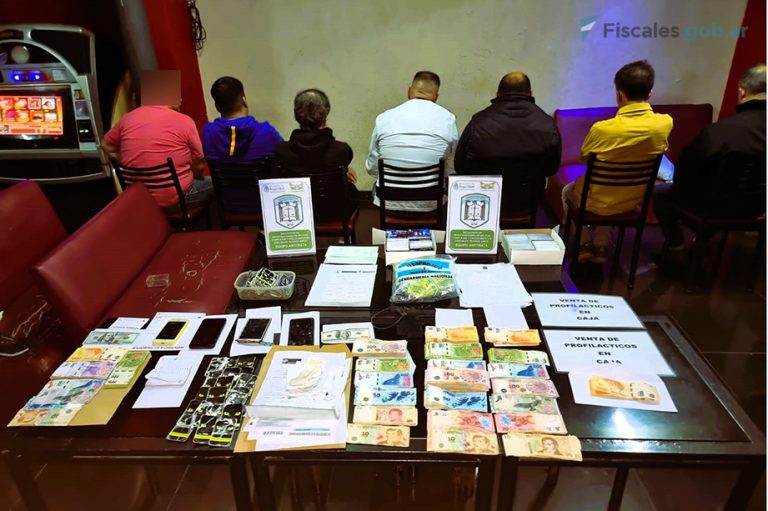 Procesaron a cinco personas acusadas de la explotación sexual de ocho mujeres en un bar de Flores que usaban como fachada