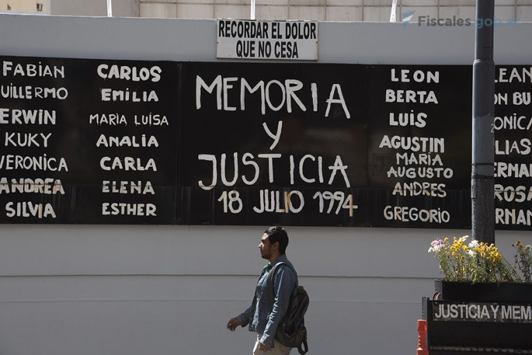 Causa AMIA: solicitan la tramitación del juicio en ausencia para diez prófugos de la justicia argentina