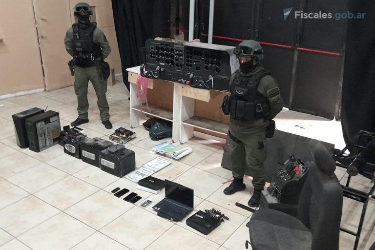 Un nuevo detenido, U$S600.000, oro, drogas y un simulador de vuelo, tras una serie de allanamientos por la avioneta que descendió con más de 350 kilos de cocaína en Entre Ríos