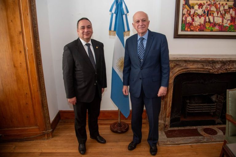 El procurador Casal recibió al fiscal general de la República de El Salvador