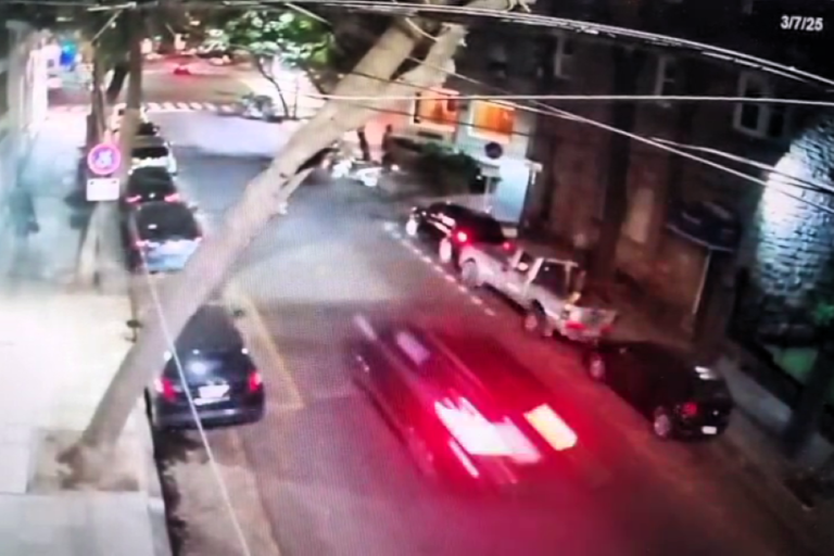 Piden juzgar por homicidio culposo agravado a un conductor que a casi 89 km/h atropelló a un ciclista en Palermo y no lo asistió