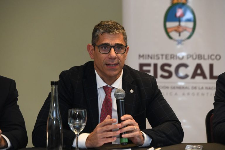 Detuvieron e indagaron a un expolicía federal acusado de usurpar la identidad del presidente de la Cámara Federal de Casación