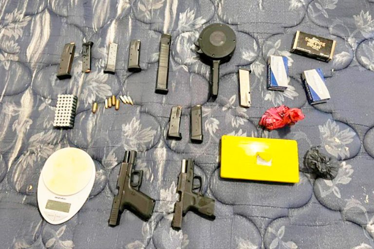 Rosario: imputan y dictan prisión preventiva a un ciudadano colombiano que fue detenido con drogas y armas y había sido expulsado del país