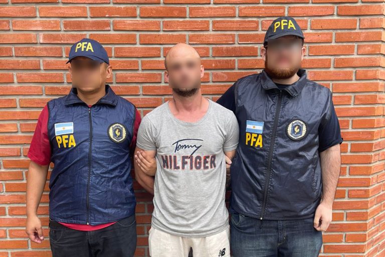 Detuvieron a dos hombres que estaban prófugos por un abuso sexual y el incendio de un conventillo