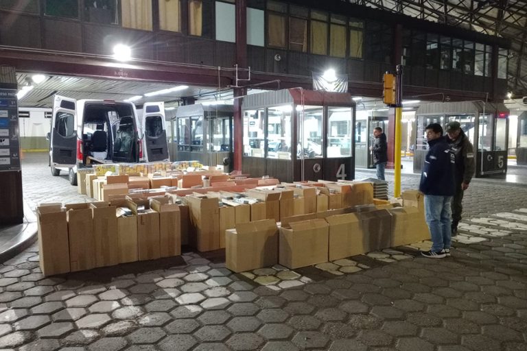 Mendoza: dictan la prisión preventiva de tres personas por haber intentado contrabandear 70 mil cajas de cigarrillos a Chile