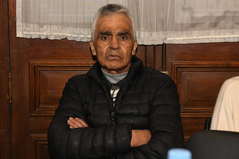 En el inicio del juicio, el hombre acusado de matar a tres mujeres por odio a su orientación sexual se negó a declarar