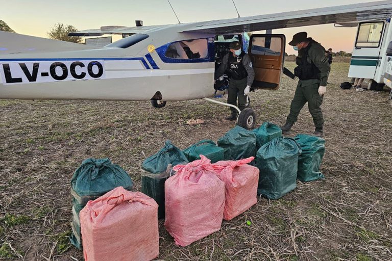Rosario: imputaron y dictaron prisión preventiva a los cinco detenidos por el tráfico de los 321 kilos de cocaína de la avioneta aterrizada en Villa Eloísa