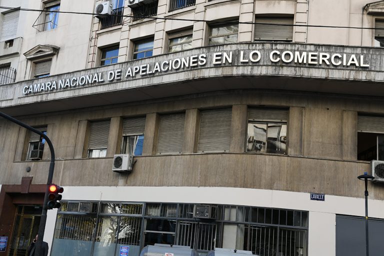 Una aseguradora deberá indemnizar a un hombre por el robo de un vehículo que usó como taxi y luego destinó a uso particular
