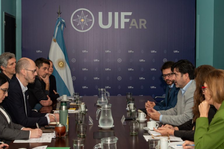 Mesa de trabajo entre la PROCELAC y la UIF para fortalecer la cooperación y el uso de inteligencia financiera contra el lavado de activos