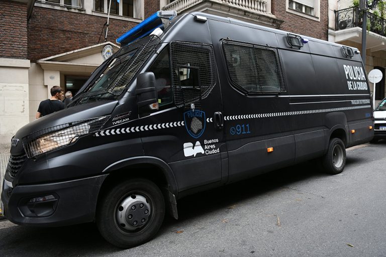 Detuvieron a un policía condenado por abusar sexualmente de una compañera de trabajo dentro de una comisaría de la Ciudad de Buenos Aires