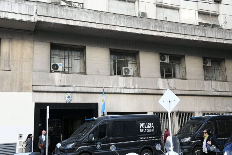 Piden indagar a un chofer de aplicación acusado de hurtarle el equipaje a sus pasajeros
