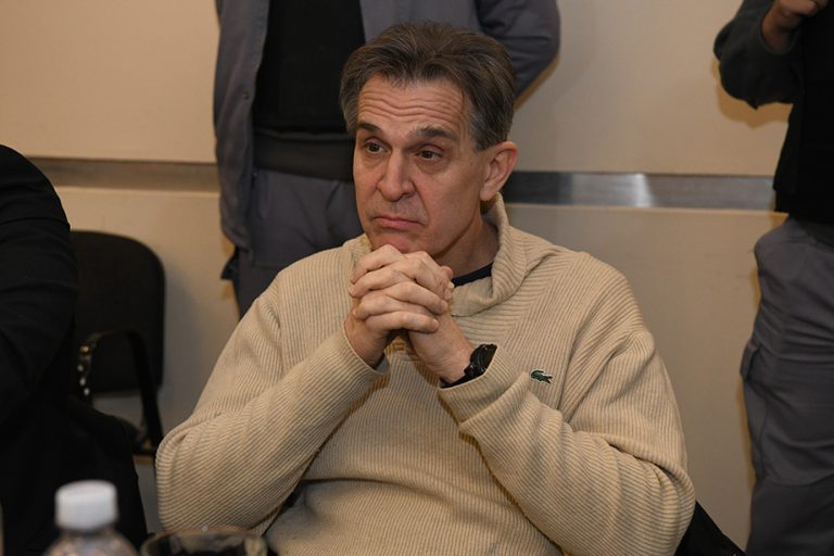 El médico Aníbal Lotocki comenzó a ser juzgado por el homicidio de un paciente y se negó a declarar