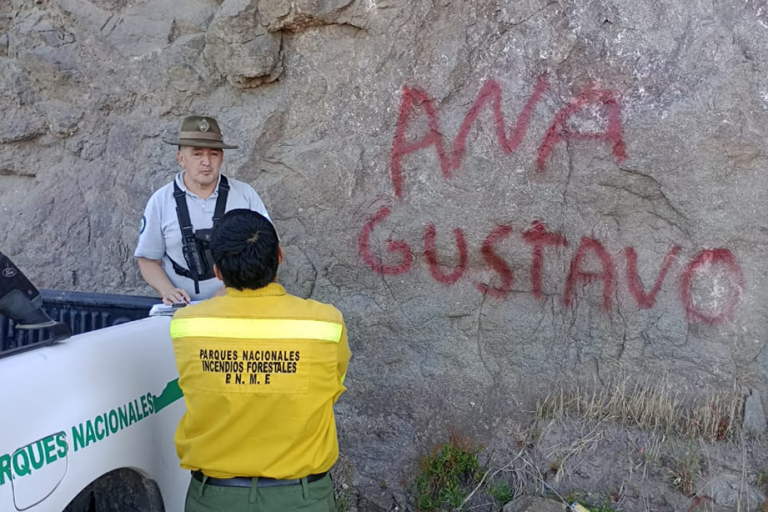 Un hombre deberá restaurar las paredes rocosas que vandalizó con grafitis dentro del Parque Nacional Nahuel Huapi