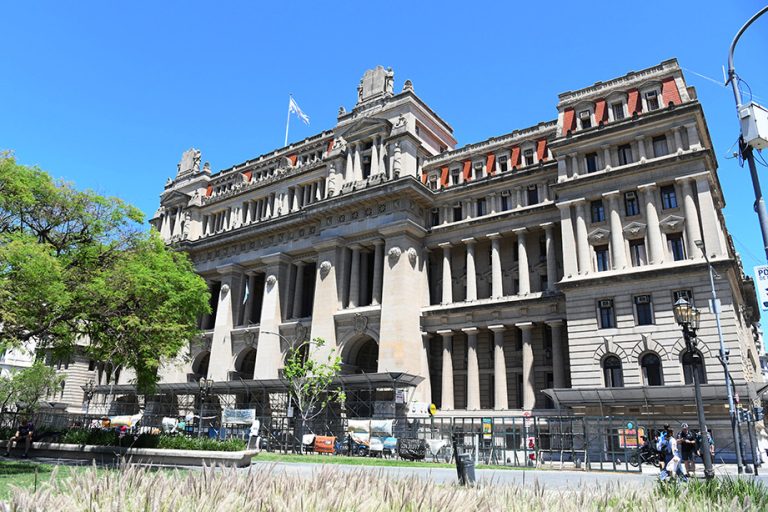 La Corte Suprema revocó un fallo de Casación que había anulado una condena por trata sexual tras restar credibilidad a la víctima