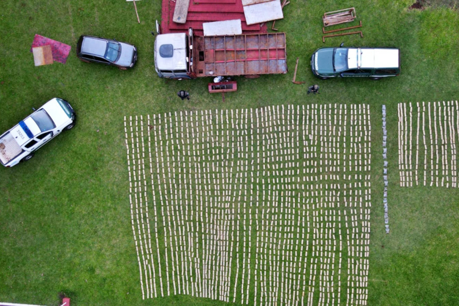 Los más de 1.600 kilos de marihuana del camión secuestrado en Eldorado estaban distribuidos en 2.087 paquetes y 24 bolsas con cogollos, exhibidos en esta toma aérea.  - Foto: Gendarmería Nacional